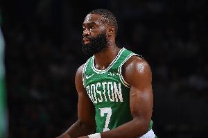 杰伦·布朗：末节对手反扑时我告诉队友做好自己工作 享受比赛