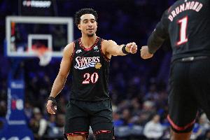 传得漂亮！麦凯恩不看人击地妙传 贾巴里·沃克底线空切双手暴扣