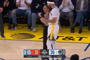 兄弟篮球弟弟先上！赛斯-库里首节末登场 勇士主场全场欢呼！