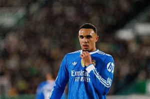 记者：阿诺德腹股沟伤情令皇马担忧，卡马文加只是轻微不适