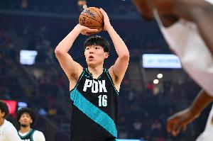 触球机会太少！杨瀚森仅战首节5分钟靠罚球拿2分 4战后首次得分