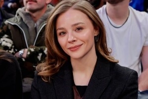 童颜女神“超杀女”惊艳麦迪逊 五官精致身材高挑的古典美