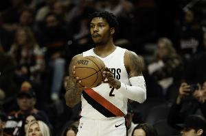 能够把握机会！乐福底角空位接阿夫迪亚点传 出手三分稳稳命中