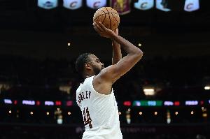 开场手感不错！小莫布里反击空位三分 自信出手空心命中！