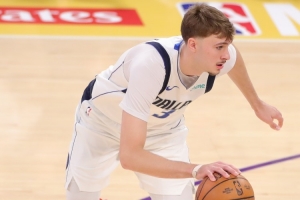 打出来了！弗拉格13中9得22分6板2助 关键时刻两攻一防杀死比赛