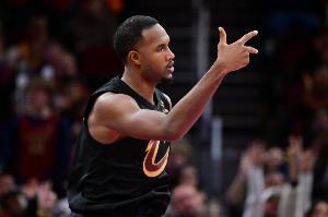 率先发力！莫布里首节7中4贡献12分 三分4中2