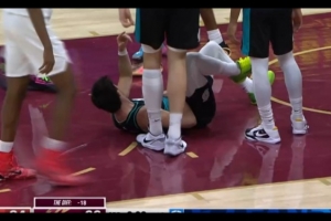 米切尔犯规！阿夫迪亚篮下防守被米切尔顶到犯规 开拓者挑战成功