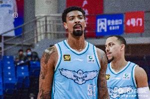 命中率很高！米奇11中9&罚球7中4拿全队最高22分 另有6板2助1帽