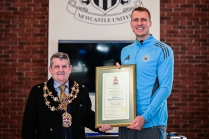 带队赢得联赛杯冠军！官方：丹·伯恩荣膺家乡布莱斯荣誉市民称号