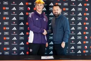 官方：曼联从德比郡青年队签下16岁门将查理·哈迪