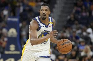 扭转颓势！梅尔顿底角踩线长两分命中 帮助勇士追到3分