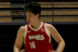 游刃有余！杨瀚森低位背打接慢三步杀至框底 扛着对手单脚放进！