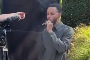 小学生学坏了！库里拍摄视频期间悠闲地抽着雪茄