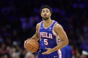 失准但很全能！格莱姆斯上半场7中3得7分5板4助1断 三分3中0