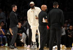 詹姆斯：21年扭伤脚踝时我只想系紧鞋带&投进三分 随后痛感加剧