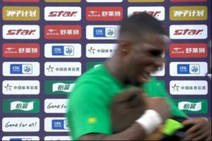 太激动了！法比奥赛后采访将一旁的翻译一把搂在怀里