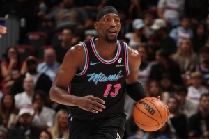 今天终结挺高效！阿德巴约半场10中7砍下16分5篮板