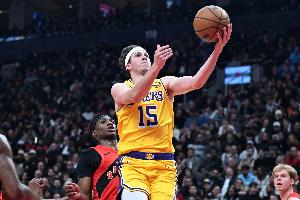 遭遇疯狂包夹！里夫斯半场7中2拿到12分1板6助 4失误