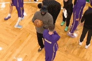 要不换衣服上场？暂停期间詹姆斯便装在场内拿着球 摩拳擦掌