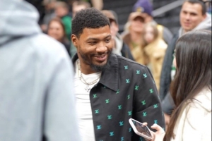 重回故地！斯玛特赛前与多位绿军主场球迷合影留念