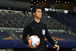 如何评价？韩国主裁半场出示3张黄牌，回看VAR改判点球