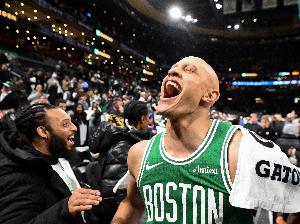 里夫斯：沃尔什每个回合都拼尽全力 他将成为最佳防守球员之一