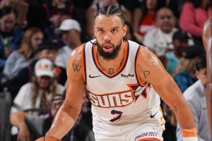 苦苦硬扛老东家！狄龙上半场15中8得18分1板3助 得分全队最高