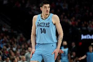 基本功扎实！埃迪背身倚住防守 转身勾手轻松打中