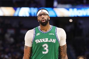 精彩配合！华盛顿罚球线接球不停球抛给浓眉 后者空接得分