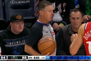 是不是故意的康利发球博格丹干扰直接拍到裁判脸上