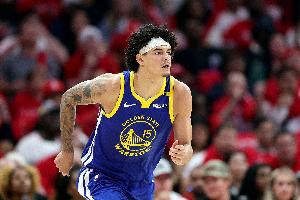 防守建功！桑托斯追防血帽小克雷格·波特的上篮