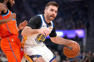 及时雨！斯潘塞连中两记三分球稳住局势 勇士领先11分