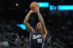 躺赢很爽！德罗赞11中6得13分6板6助2断 队友拉文42分