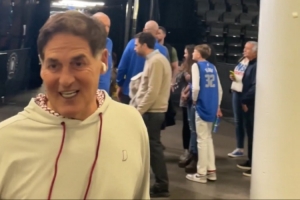 重回正轨？库班赛后相当高兴 和球迷击掌并说：过去五场赢了四场