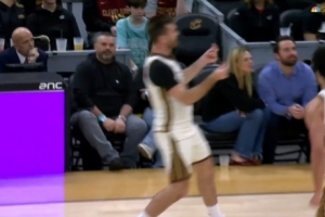 给我正式合同？斯潘塞命中三分之后 朝替补席比出数钱的姿势