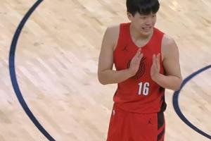 杨瀚森拨篮板没收住打到科沃德&领到个人本场第5犯！