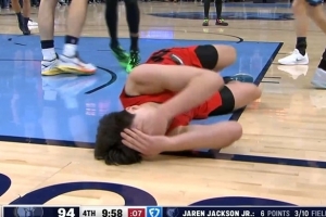 拓记：不认为杨瀚森被打脸是个犯规 倒地后裁判也没有义务叫停