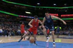 球没拿稳！杨瀚森抢篮板被埃迪掏掉 随后又被砸到身上出界