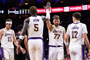 客场战胜76人！湖人官推晒赢球海报：全力拼搏 拿下了比赛