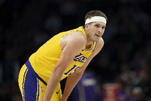 不在状态！里夫斯半场10投仅2中拿到8分4板 罚球4中3