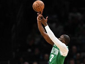 内外开花！杰伦·布朗半场10中6拿到17分 正负值+22