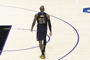 连拿11分杀死比赛&29+7+6 媒体人谈老詹：老了的法拉利还是法拉利