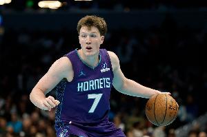 第四节找到手感有点晚！克尼佩尔13中5拿到14分4板3助 三分10中2