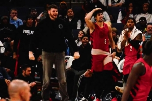 克林根等队友兴奋庆祝！开拓者官推晒杨瀚森转身过埃迪暴扣