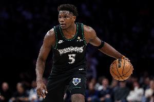 观赏性十足！爱德华兹突破拉杆越过两人上篮得分