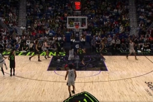 追加一级恶意犯规！尚帕尼打阿尔瓦拉多3+1 后者垫脚