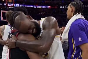 关系太好了！比赛结束后詹姆斯依偎到马克西肩头&双方嬉戏打闹