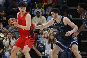 拓媒：对比上下半场表现感觉杨瀚森赢了 他面对强大对手毫不畏惧