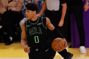 表现一般！鹈鹕7号秀费尔斯上半场7投2中 拿到5分2篮板3助攻