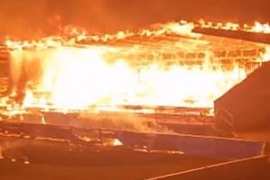 惨芬超降级队主场看台被大火完全烧毁，警方怀疑是人为纵火